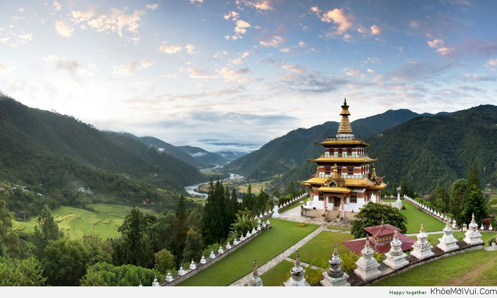 Vị vua thứ tư, Jigme Singye Wangchuck là người đề ra tiêu chuẩn Tổng mức Hạnh phúc Quốc gia (Gross National Happiness – GNH) để đánh giá mức độ phát triển của đất nước, thay cho các chỉ số kinh tế như GNP hay GDP. Bhutan là quốc gia đầu tiên và duy nhất trên thế giới áp dụng GNH.